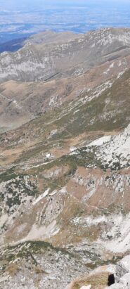 sul fondo valle a nord il rifugio Garelli 