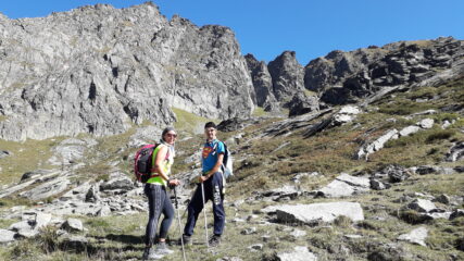 i soci..in una pausa..ai piedi del Bec del Fauset..
