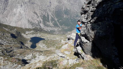 Paolo scende dal monolito adiacente il punto massimo..laggiu' al fondo il lago d'Afframont..