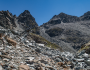 Si procede verso il Colle, visibile in alto in centro