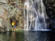 La calata più alta con la magnifica pozza cristallina, grazie a Monterosacanyoning per l'immagine.