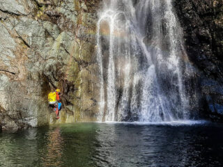 La calata più alta con la magnifica pozza cristallina, grazie a Monterosacanyoning per l'immagine.