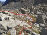 Si sale tra pietre e erba in ambiente selvaggio. La pendenza diminuisce e si riprende fiato.