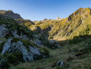 Zona bivio per il Marzo (non segnato, roba da intenditori). Il sentiero per la Fricolla continua a sx, ben segnato