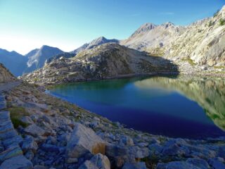 Lago mediano con cima in vista