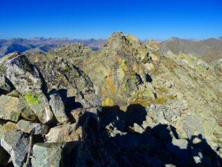 la cima dall'altro cocuzzolo a poche decine di metri di distanza