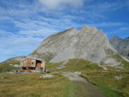Il rifugio e la cresta subito dietro
