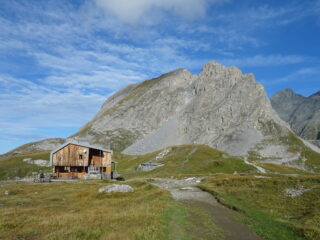 Il rifugio e la cresta subito dietro