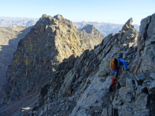 Discesa dalla Testa Rossa, la cresta della Becca dal Vir di sfondo