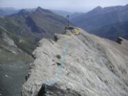 1-anticima; nel cerchio nero la roccia che spancia in fuori; linea gialla: tratto più esposto non camminabile; linea azzurra: tratto meno inclinato fino a sotto il dente di vetta