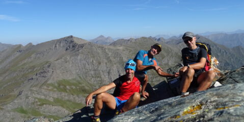 Raggiungiamo la cima del Bric Bucie.     