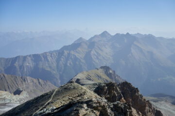 Da Punta Rossa della Grivola vista sulla cresta nord-est di salita, con il Cervino sullo sfondo.