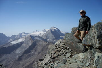 Io su Punta Rossa della Grivola, con sullo sfondo il massiccio del Gran Paradiso