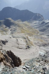 Da Punta Rossa vista verso sud-est, visibili i due traversi sull'ampia pietraia sottostante