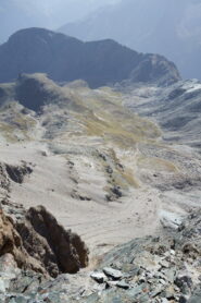 Da Punta Rossa vista verso sud-est, visibili i due traversi sull'ampia pietraia sottostante