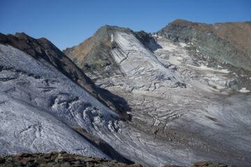 Ghiacciaio del Trayo appoggiato tra Punta Rossa, Nera e Bianca