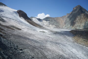 Ghiacciaio del Trayo visto dal Bivacco Gratton, con evidenti segni di sofferenza