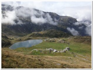 Il lago di Angeloga visto dal sentiero di salita