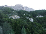 Salendo verso le falesie dell' Armetta