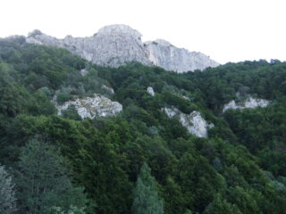 Salendo verso le falesie dell' Armetta