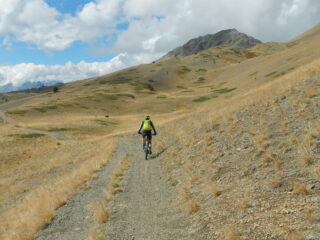 il lungo e panoramico traverso verso il bivio per Les Fraches
