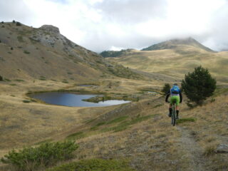 un percorso che si sviluppa tra piccoli ma stupendi laghi alpini