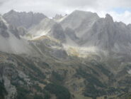 si pedala di fronte alla catena dei Cerces, ben visibile la Pointe des Cerces
