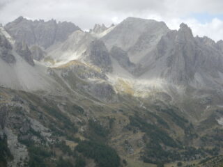 si pedala di fronte alla catena dei Cerces, ben visibile la Pointe des Cerces