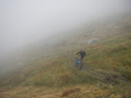 sentiero sostenuto e avvolto dalla nebbia fino al colle
