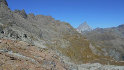 Dopo il colle appare il vallone sospeso, con in fondo la punta