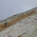 Primi metri di discesa dalla punta, con i tipici placconi