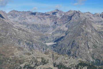 Dalla vetta: la diga del Lago Teleccio e sullo sfondo la Torre del Gran San Pietro e la cresta degli Apostoli, appena offuscata dalla nuvoletta