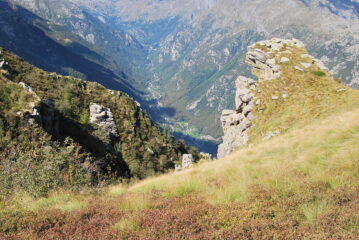 Lo strapiombo dalla cresta visto sulla via di discesa