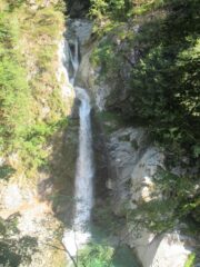 Dal sentiero di avvicinamento si vede la cascata del Tinaccio, se è come nella foto la portata permette di entrare nella stretta gola a S