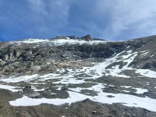 Il ghiacciaio coperto di neve e sfasciumi 