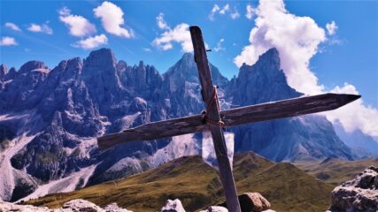 La piccola croce sulla quota est