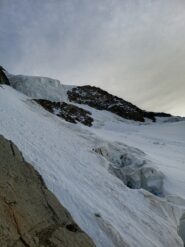 Il seracco sospeso e la cresta per la Walker