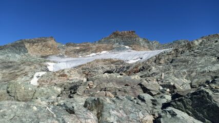 Inizia a vedersi il ghiacciaio, salendo tra le rocce. 