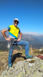 Gianpaolo in vetta , con gruppo del monterosa alle spalle