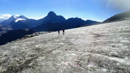 Passeggiando sul ghiaccio (ramponati). Sullo sfondo la Bessanese. 