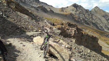 Verso il colle Chamoussiere, ultimi tratti parzialmente ciclabili