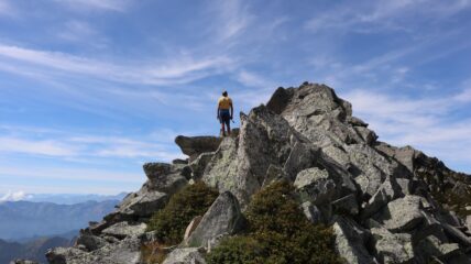 Tratto di cresta roccioso