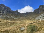 In vista dell'alpe Gruebe sul sentiero 4, nel valloncello terminale che porta alla Bocchetta di Eclou
