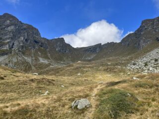 In vista dell'alpe Gruebe sul sentiero 4, nel valloncello terminale che porta alla Bocchetta di Eclou