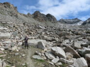 Zona di massi prima del colle. Sfondo Teste di Livournea e Redessau