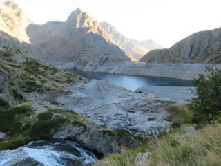 Lago del Chiotas all'alba, desolatamente basso