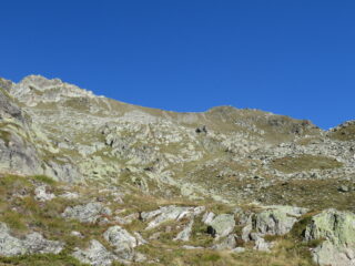 A ds. la cima salita (estremità est della Crete de la Tsa), di fronte al Mont de la Tsa