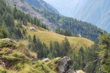 Gli alpeggi di Ondro Hoebeerg visti salendo e poi toccati nella via di discesa