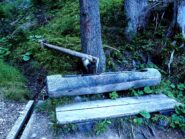 La fontana in legno dove inizia il sentiero.