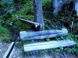 La fontana in legno dove inizia il sentiero.